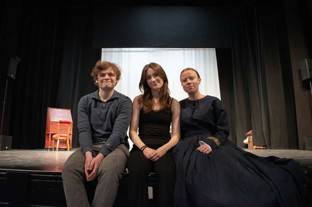 De spelar musikal p stor teaterscen