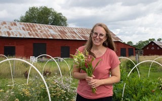 Helena odlar självplock i Brottby