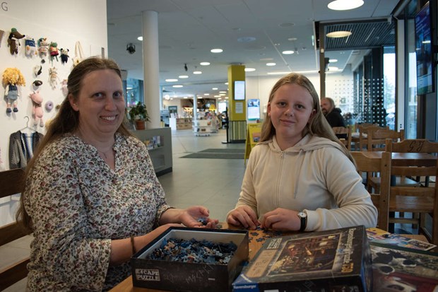 Malena och Olivia ordnar pusselbytardag