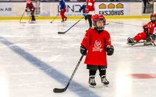 Från skridskodisco till hockeyskola