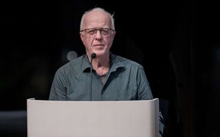 V tog mest plats i rets sista fullmktige