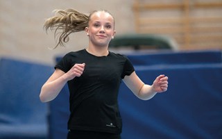 Saga behåller greppet om hopptronen