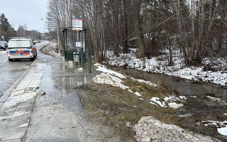 Vattenl�cka vid bussh�llplats