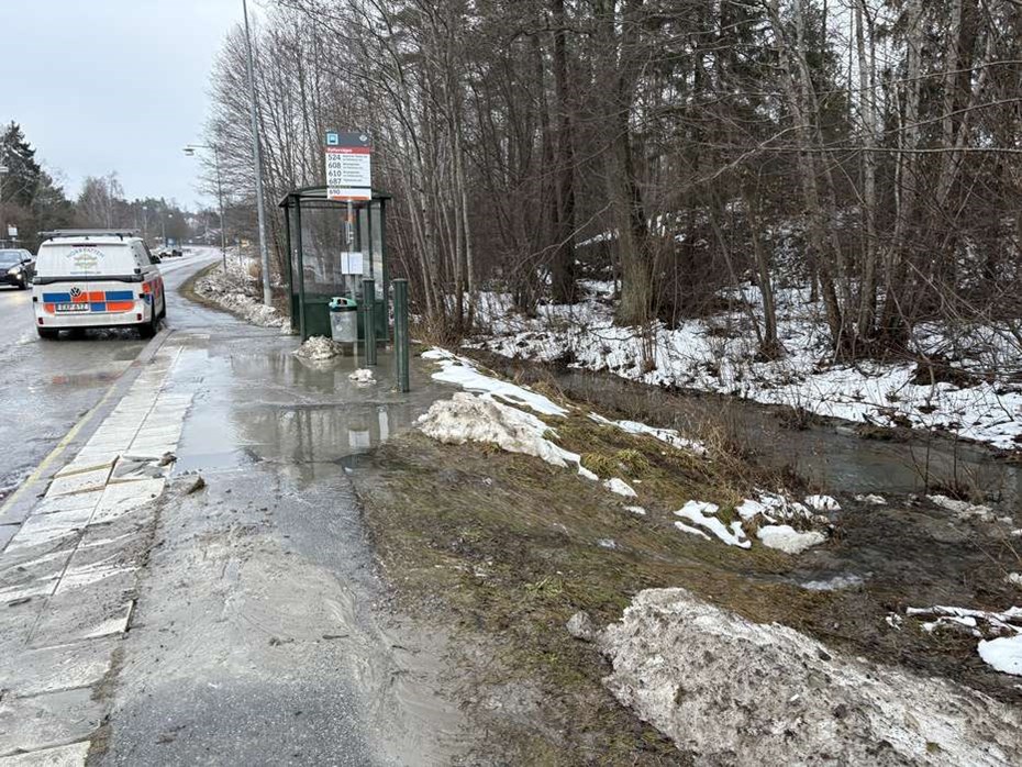 Vattenl�cka vid bussh�llplats