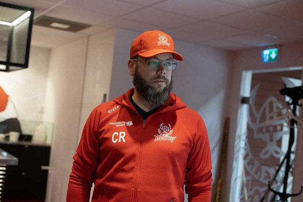 Chris Robertsson bakom nya hockeyl�tarna i ishallen