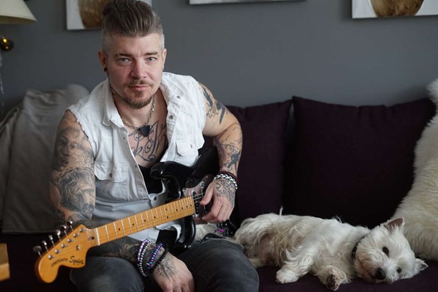 Erik delade gata med superstj�rnan