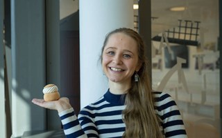 Hon g�r semlor kakor och glassar av garn