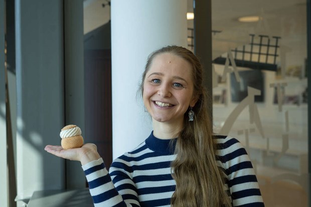 Hon g�r semlor kakor och glassar av garn