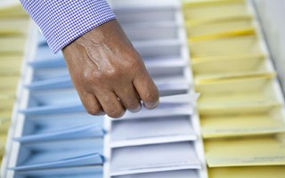 Tv� partier i majoriteten tappar kandidater