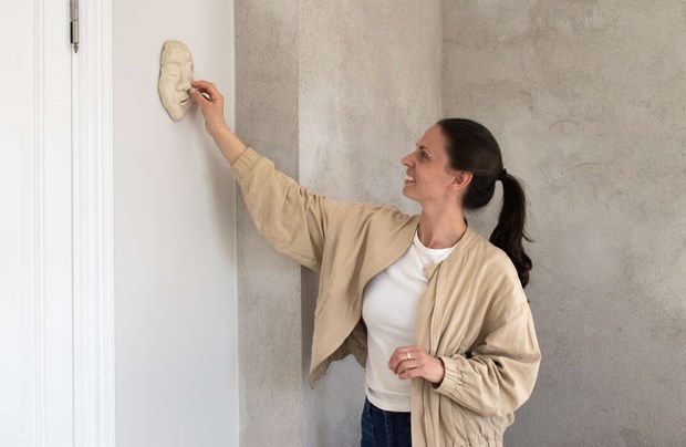 Therese skapar konst som hyllar kvinnokroppen