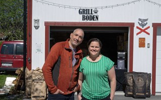 Paret bestämde sig för att sälja grillkol på tomten