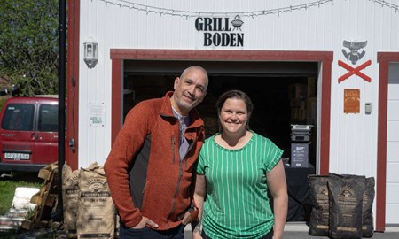 Paret best�mde sig f�r att s�lja grillkol p� tomten