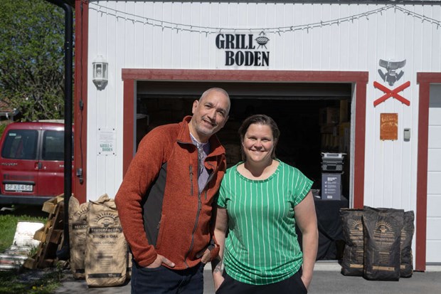 Paret bestämde sig för att sälja grillkol på tomten Paret bestämde sig för att sälja grillkol på tomten