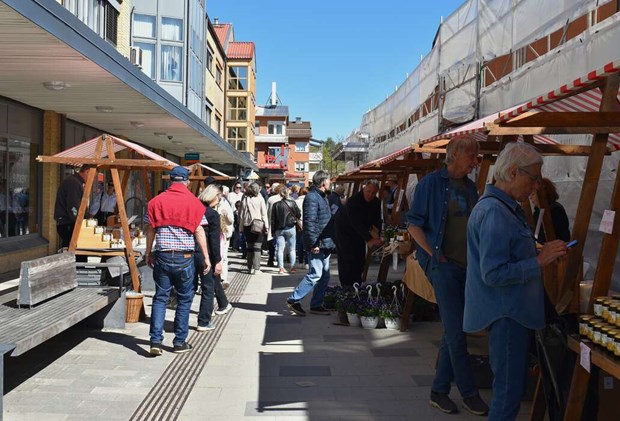 BILDEXTRA. Högtryck i centrum under årets majfest BILDEXTRA. Högtryck i centrum under årets majfest