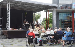Trio fr�n �Family Jukebox� p� utomhusfestivalen