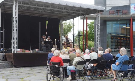 Trio från ”Family Jukebox” på utomhusfestivalen