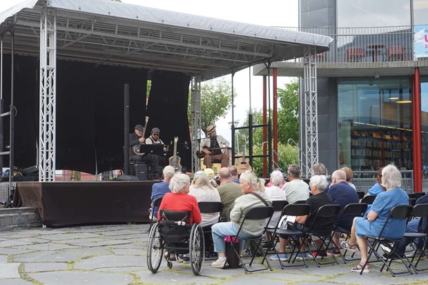 Trio fr�n �Family Jukebox� p� utomhusfestivalen