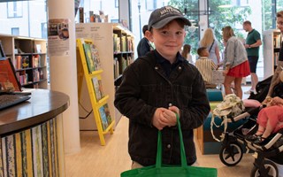 Här firas sommarlovet med bokpåsar