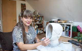 Emma Tryti öppnar upp ateljén för keramikkurser