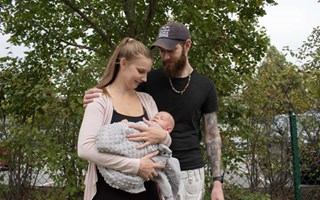 Ebba r�ddes att v�nta � f�dde sonen i s�te hemma