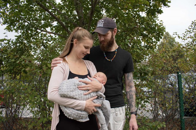 Ebba r�ddes att v�nta � f�dde sonen i s�te hemma
